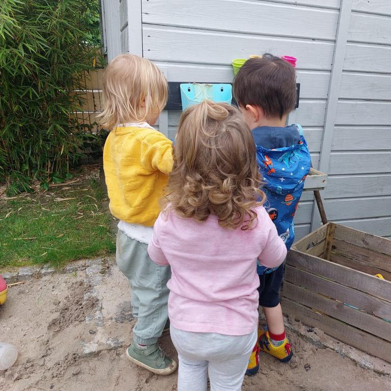 Mini-Kita-Kinder auf dem Spielplatz