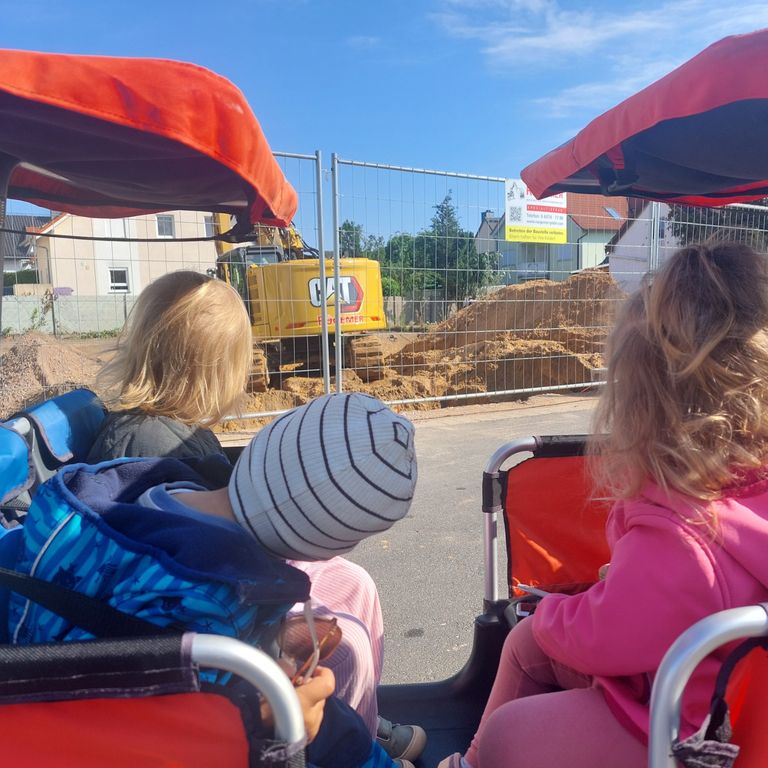 Kinder im Kinderbus